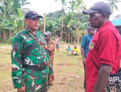 Babinsa Koramil Mapurujaya Laksanakan Komsos Bersama Warga Kampung Fanamo