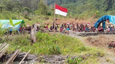 Koops TNI Habema Hadirkan Rasa Aman, Warga Distrik Kembru Kembali Pulang dan Kibarkan Bendera Merah Putih 9