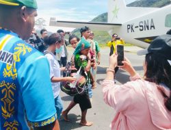 Anak 6 Tahun Korban Aksi Kebrutalan OPM di Kabupaten Puncak Dievakuasi Petugas dan Medis