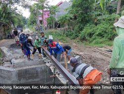 Garap 10 Jembatan Perintis Garuda, Babinsa Kodim Bojonegoro dan Masyarakat Gotong Royong Permudah Konektivitas Wilayah