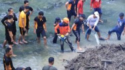 Gerakan Indonesia ASRI : Polres Ngawi Bersihkan Aliran Sungai di Jembatan Purba