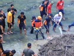 Gerakan Indonesia ASRI : Polres Ngawi Bersihkan Aliran Sungai di Jembatan Purba