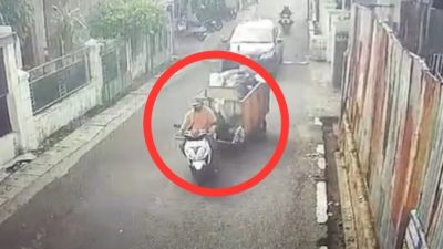 Terekam CCTV, Maling Gerobak Sampah di Ketintang Surabaya 9