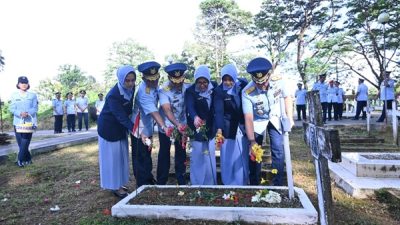 Danlanud Sultan Hasanuddin Hadiri Ziarah HUT Ke-80 TNI AU di TMP Panaikang 6