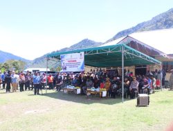 TNI-Polri Kawal Ketat Penyaluran Bantuan Pengungsi Kampung Kembru di Puncak Jaya