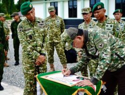 Wapang TNI Dampingi Menhan RI Tinjau Kesiapan Yonif TP 805/KSW di Papua Barat