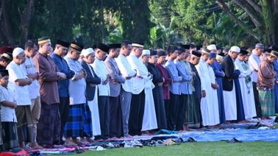 Idul Adha Penuh Makna di Lanud Sultan Hasanuddin, Ribuan Warga Ikuti Sholat Id dan Berbagi Kebahagiaan Melalui Kurban 7