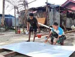 Satgas TMMD Kodim 1710/Mimika Lakukan Pengecatan Triplek Demi Hasil Maksimal