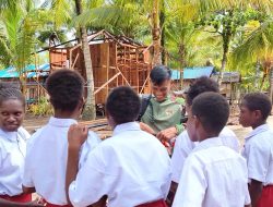 Senyum Hangat Anak-Anak Warnai Kebersamaan dengan Satgas TMMD ke-128 Kodim 1710/Mimika