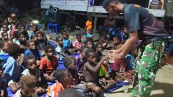 Nonton Bareng Film Edukasi, Satgas TMMD Bagikan Makanan Bergizi kepada Anak-Anak Kampung Keakwa