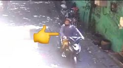 Terekam CCTV di Indrapura Surabaya, Dua Jambret Merampas Paksa HP Milik Bocah