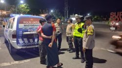 Patroli Dialogis Polres Pelabuhan Tanjungperak Imbau Warga di Pesisir Surabaya Antisipasi Banjir Rob