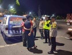 Patroli Dialogis Polres Pelabuhan Tanjungperak Imbau Warga di Pesisir Surabaya Antisipasi Banjir Rob