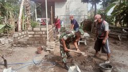 Kerja Bakti Bangun MCK Babinsa Gandean Bersama Warga, Tingkatkan Kesehatan Lingkungan 1