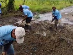 Jalan Rusak Bertahun-tahun, Warga Gotong Royong Perbaiki Sendiri: warga nagih Janji Bupati dan Wakil Bupati 2