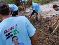Jalan Rusak Bertahun-tahun, Warga Gotong Royong Perbaiki Sendiri: warga nagih Janji Bupati dan Wakil Bupati 