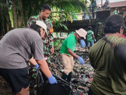 Gotong Royong Bersihkan Kali, Babinsa Timika Turun Langsung