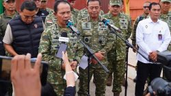 Kasum TNI Tinjau Pemeriksaan Kontainer Mineral Hasil Penindakan TNI AL di Batam