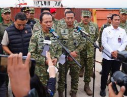 Kasum TNI Tinjau Pemeriksaan Kontainer Mineral Hasil Penindakan TNI AL di Batam