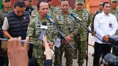 Kasum TNI Tinjau Pemeriksaan Kontainer Mineral Hasil Penindakan TNI AL di Batam 7