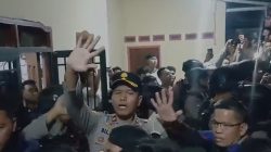 Massa Padati Rumah Kades, Polisi dan Brimob Evakuasi Dua Terduga Pelaku Curat di Natar