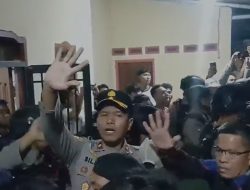 Massa Padati Rumah Kades, Polisi dan Brimob Evakuasi Dua Terduga Pelaku Curat di Natar