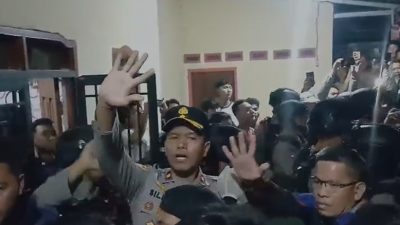 Massa Padati Rumah Kades, Polisi dan Brimob Evakuasi Dua Terduga Pelaku Curat di Natar 7
