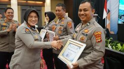 Apresiasi Kinerja Jajaran, Kabid Humas Polda Lampung Serahkan Penghargaan Kehumasan Terbaik di Rakernis 2026