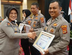 Apresiasi Kinerja Jajaran, Kabid Humas Polda Lampung Serahkan Penghargaan Kehumasan Terbaik di Rakernis 2026