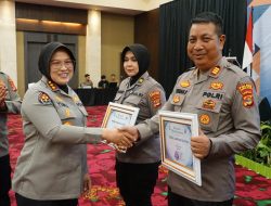 Apresiasi Kinerja Jajaran, Kabid Humas Polda Lampung Serahkan Penghargaan Kehumasan Terbaik di Rakernis 2026 2