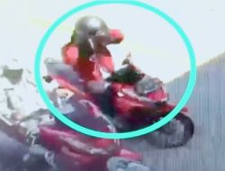 Parkiran Minimarket Dharmahusada Surabaya, Terekam CCTV Dua Pelaku Curanmor Sikat Motor