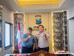 Upaya Mempererat Silaturahmi, Penasehat KWI dan Kapolsek Kenjeran Bertemu di Ruang Kerjanya