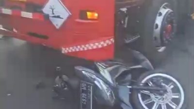Satu Orang Dinyatakan Tewas, Truk Tangki Tabrak Pemotor di Perempatan TL Karang Tembok Semampir Surabaya 5