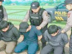 Satresnarkoba Polrestabes Surabaya, mengamankan Tiga Pelaku Saat Asyik Berpesta Sabu, di kawasan Donorejo