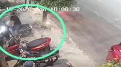 Aksi Pelaku Terekam CCTV: Honda Scoopy Coklat Hilang di Parkiran Cafe Jalan Mojopahit Surabaya 2