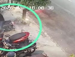 Aksi Pelaku Terekam CCTV: Honda Scoopy Coklat Hilang di Parkiran Cafe Jalan Mojopahit Surabaya