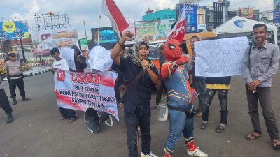 Massa LSMB Kepung Tugu Adipura, Desak Kejati Lampung Bongkar Aktor Intelektual dan TPPU Kasus SPAM Pesawaran 2022 5