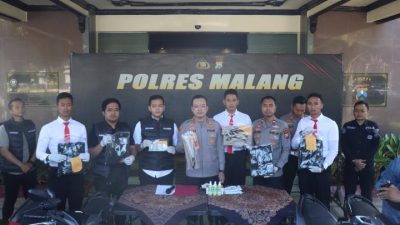 Polres Malang Amankan Dua Pemuda Bawa Sajam Saat Penyekatan Malam 1 Suro 6
