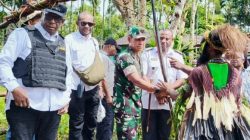 Dandim 1710/Mimika Ajak Warga Jaga Persaudaraan dalam Prosesi Perdamaian Perang Suku di Kwamki Narama 1