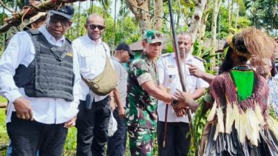 Dandim 1710/Mimika Ajak Warga Jaga Persaudaraan dalam Prosesi Perdamaian Perang Suku di Kwamki Narama 5