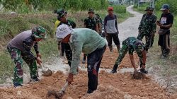 Babinsa Bubulan Bojonegoro dan Warga Kompak Perbaiki Jalan Dusun Maor 1