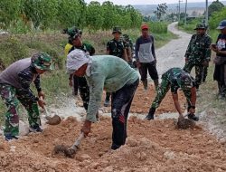 Babinsa Bubulan Bojonegoro dan Warga Kompak Perbaiki Jalan Dusun Maor