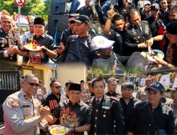 Prank Hari Bhayangkara, PJU Polda Jatim, Polrestabes & Polres Pelabuhan Tanjung Perak Keluar Hadapi Massa AMI, Ujungnya Malah Potong Kue