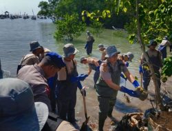 Sinergi Bersih – bersih Pantai, Polres Gresik Wujudkan Indonesia ASRI