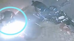 Terekam CCTV, Aksi Pelaku Nyolong Motor Honda Scoopy di Apotik Manyar Surabaya 2