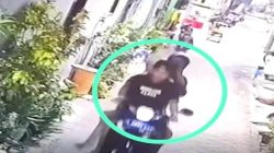 Terekam CCTV Aksi Tiga Pelaku Curanmor di Kawasan Kupang Segunting Surabaya 2