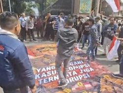 Lempar Telur Busuk ke Spanduk Bergambar Febrie Adriansyah, Aksi AMI Gegerkan Kejati Jatim