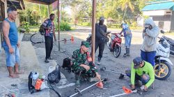 Babinsa Koramil Mapurujaya Bersama Warga Bersihkan TPU Kampung Hiripau