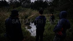 Satlap Tri Cakti dan Satgas Gabungan Berhasil Gagalkan Upaya Penyelundupan 1.040 KG Bijih Timah Ilegal di Pantai Kelambui, Bangka Selatan 2
