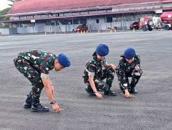 Pastikan Apron Bebas FOD, Personel Lanud Sjamsudin Noor Sisir Benda Asing Jaga Keselamatan Penerbangan Tetap Aman